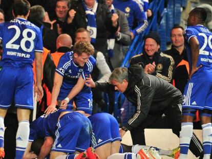 Mourinho com seus jogadores depois do gol de Demba Ba.