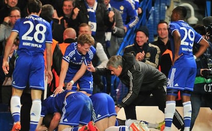 Mourinho com seus jogadores depois do gol de Demba Ba.