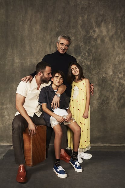 Para el periodista Carles Francino, ser padre es “amor sin condiciones y servidumbre sin límites”. Cuenta que, “por circunstancias”, tuvo a sus hijos con parejas. “Pero, si hubiera estado solo, me hubiera hecho padre igual. Hubiera adoptado, o lo que fuera. Siempre he querido serlo”. Lo fue en 1980, con 23 años. Y de nuevo en 2010 y 2012, con más de 50. En ese tiempo, cree que él ha sido el mismo (“cariñoso, presente”), pero el entorno ha cambiado. “Cuando nació Carlitos, eso de la baja de paternidad ni existía”. Treinta años después, cuando nació Iván, algunos hombres empezaban a reivindicarla. “Yo acordé con la empresa cogerme dos semanas. Lo fuerte es que salió en los medios. ¡Fue noticia!”. Ahora que los permisos se han equiparado, reconoce el “avance indiscutible”, aunque “ha tardado demasiado”, dice. “Pese a todo, es curioso que cuando estos cambios se implantan, parece que hubieran estado toda la vida”. <br><br>El periodista Carles Francino lleva jersey de Octobre, pantalón de Purificación García, zapatos de Salvatore Ferragamo y la crema antiedad Force Supreme Youth Architect, de Biotherm Homme. Junto a él, sus hijos. A la izquierda, el mayor de los tres, el actor Carles Francino (40 años), viste polo de Sandro, pantalón de Canali, zapatos de Camper Lab y reloj de Cartier, y lleva el sérum para contorno de ojos Aquapower Eye De-Puffer, de Biotherm Homme, con efecto antibolsas. A su lado, los dos pequeños, hijos del periodista con su actual mujer y compañera de trabajo, Gema Muñoz: Iván (10 años), con camiseta y zapatillas, ambas de Vans; camisa de Quiksilver, bermuda de Stella McCartney y calcetines de Jimmy Lion; y Lucía (8 años), con vestido y calcetines, ambos de Chloé, y zapatillas de Superga.<br>