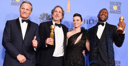 Viggo Mortensen, Peter Farrelly, Linda Cardellini e Mahershala Ali com os prêmios de 'Green Book'.