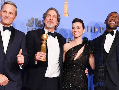 Viggo Mortensen, Peter Farrelly, Linda Cardellini e Mahershala Ali com os prêmios de 'Green Book'.