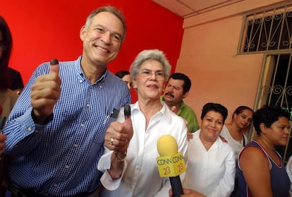 Violeta Chamorro y su hijo Pedro Joaquín Chamorro, en 2004. 