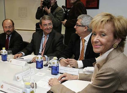 Fernández de la Vega, junto a su director de gabinete, Fernando Escribano; Alejandro Echevarría, presidente de Tele 5, y Javier Díez de Polanco, consejero delegado de Sogecable (de derecha a izquierda).