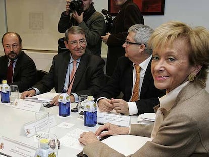 Fernández de la Vega, junto a su director de gabinete, Fernando Escribano; Alejandro Echevarría, presidente de Tele 5, y Javier Díez de Polanco, consejero delegado de Sogecable (de derecha a izquierda).