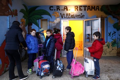 Los niños llegan a la escuela de Villaverde de Íscar a las 9 de la mañana.