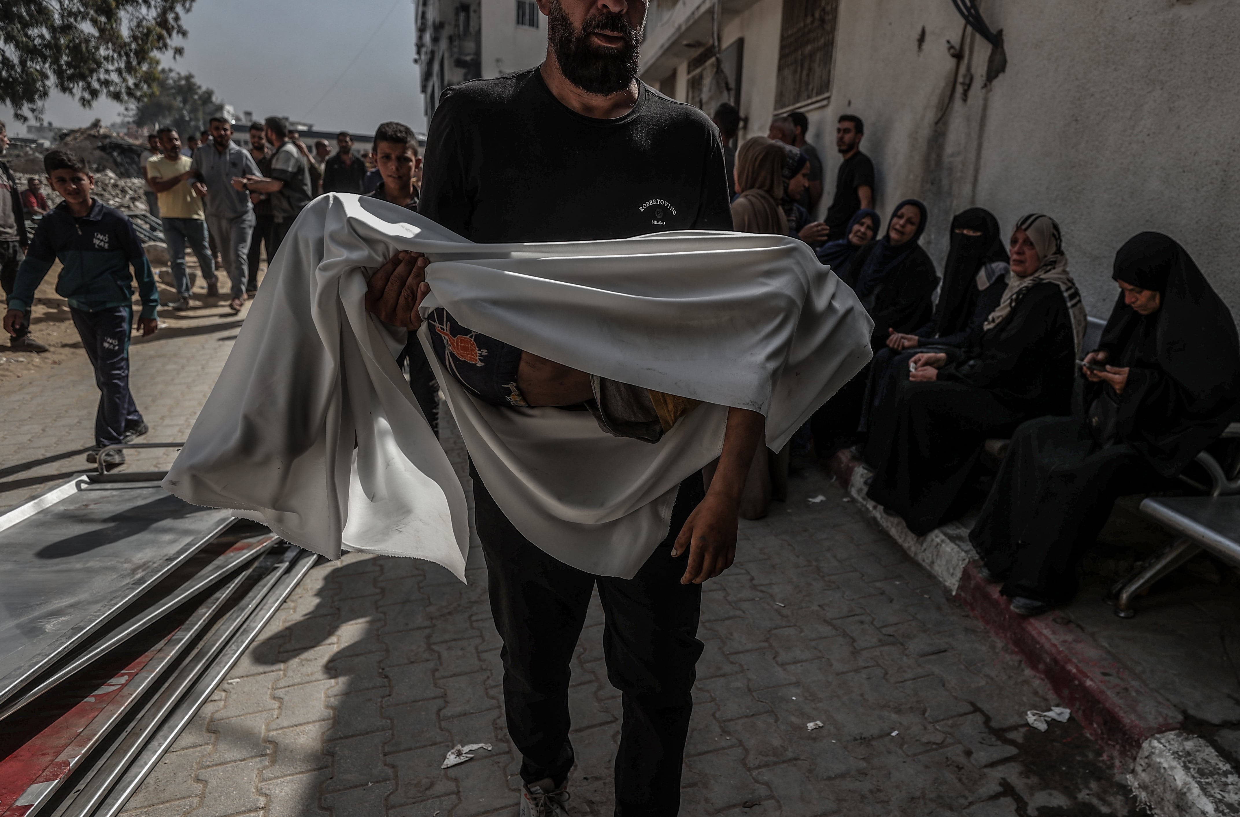 El ataque israelí contra una escuela en Ciudad de Gaza, en imágenes