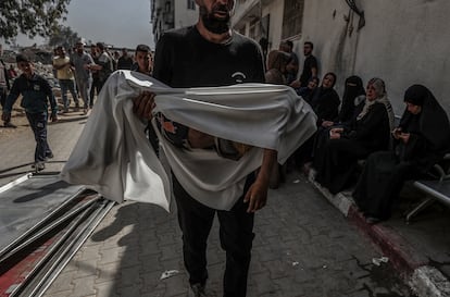 Familiares reciben los cadáveres de los fallecidos en un ataque israelí sobre una escuela en Ciudad de Gaza, este lunes en la morgue del Hospital Al Shifa.