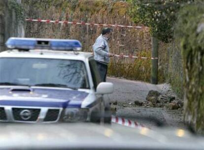 Un investigador observa los daños sufridos en la vivienda en la que ha explotado un artefacto la pasada madrugada