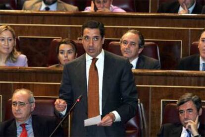 El portavoz parlamentario del PP, Eduardo Zaplana, durante su interpelación al Gobierno.