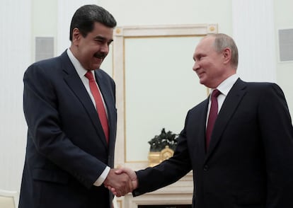 El presidente ruso Vladimir Putin saluda al mandatario venezolano, Nicolás Maduro