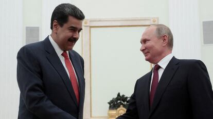 El presidente ruso Vladimir Putin saluda al mandatario venezolano, Nicolás Maduro, durante un encuentro en Moscú, en septiembre de 2019.