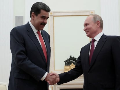 El presidente ruso Vladimir Putin saluda al mandatario venezolano, Nicolás Maduro, durante un encuentro en Moscú, en septiembre de 2019.