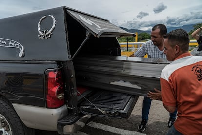 Trabajadores de una casa funeraria trasladan un cuerpo hacia Venezuela en el puente internacional Simón Bolívar.