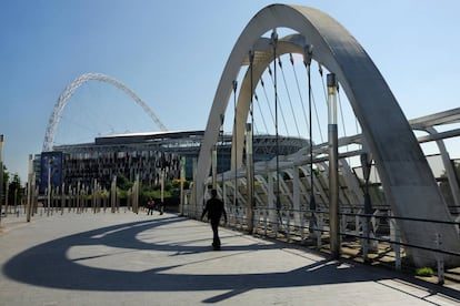 A los hinchas del fútbol el viejo estadio de Wembley les suena a catedral. Remodelado en 2007 –también a cargo del estudio de Norman Foster, con un coste superior a 500 millones de euros–, la nueva sede luce un espectacular arco de acero de 133 metros de altura –hasta el gigantesco London Eye cabría debajo– Su aforo es de 90.000 asientos, que lo convierten en el segundo estadio más grande de Europa. <a href="https://www.wembleystadium.com/" rel="nofollow" target="_blank">wembleystadium.com</a>