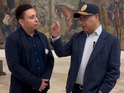 El 'influencer' político, Celso Tete Crespo, escucha a Gustavo Petro, en un video compartido en sus redes sociales.