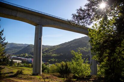 Viaducto del tren de alta velocidad en Bergara (Gipuzkoa).