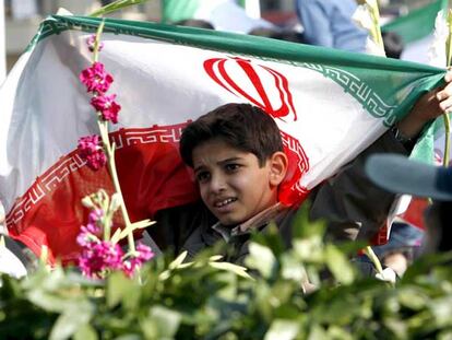 Un niño sostiene una bandera iraní en la plaza Engelab de Teherán durante la celebración ayer del día de la República Islámica.