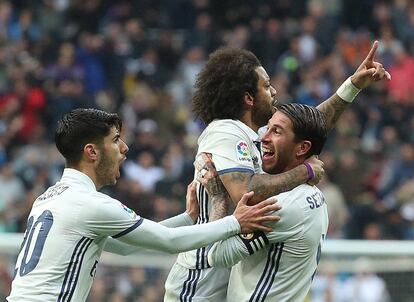 El defensa del Real Madrid Marcelo (centro) celebra con sus compañeros Marco Asensio y Sergio Ramos el gol del desempate.