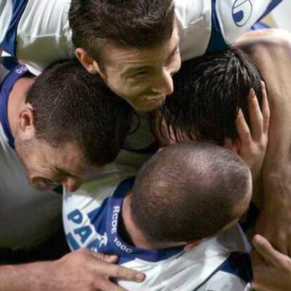 Los jugadores del Espanyol celebran el gol de Pandiani.