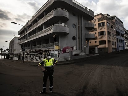 Um agente em frente a edifícios em Las Manchas, na zona de exclusão ao redor do vulcão de La Palma, nesta quarta-feira.