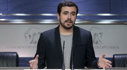 El diputado de IU Alberto Garzón, en una rueda de prensa este jueves.