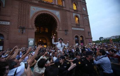 Juan del Álamo cruza la puerta grande a hombros de los aficionados.