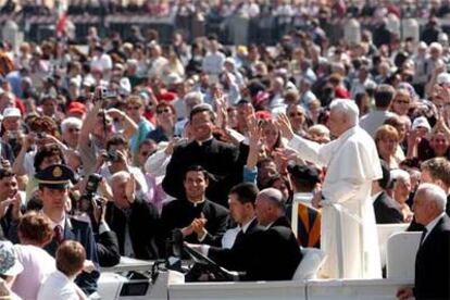 Benedicto XVI saluda a la multitud a su llegada a la plaza de San Pedro.