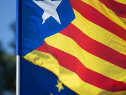 Una estelada i una bandera europea.