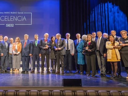 Los galardonados en la gala, los patrocinadores y la directora de la SER en Euskadi, Begoña Marañón, a la izquierda de la imagen.