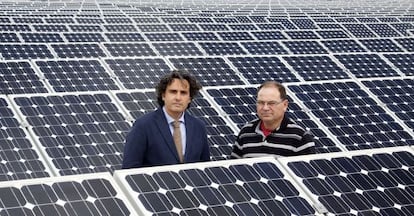 Association president Miguel &Aacute;ngel Mart&iacute;nez-Aroca (left) and Pedro Carri&oacute;n at the latter&#039;s solar plant in Jumilla (Murciacmcm). 