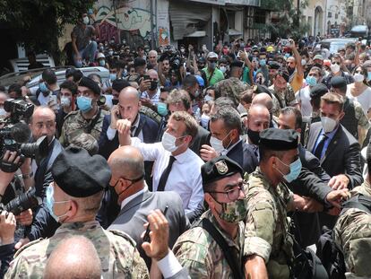 El presidente francés, Emmanuel Macron, visita este jueves el distrito de Gemayzeh, en Beirut.