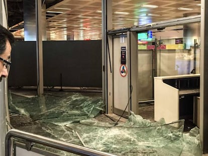 Un pasajero ante una de las zonas afectadas por el atentado en el aeropuerto Atat&uuml;rk de Estambul  