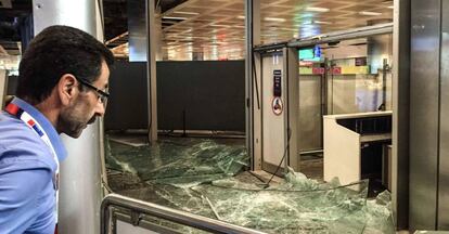 Un pasajero ante una de las zonas afectadas por el atentado en el aeropuerto Atatürk de Estambul