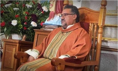 El sacerdote Javier García Villafaña, durante una misa.