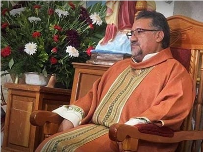 El sacerdote Javier García Villafaña, durante una misa.