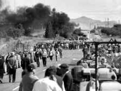 B S/N - (19.4.2000) - Color - Recibido por e-mail - Manifestación de payeses en La Selva, Tarragona - Corte de carretera - Foto : Josep Lluis Sellart -