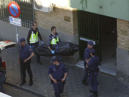 Un agente introduce un maniquí en la casa de Miguel Carcaño, supuesto asesino de Marta del Castillo, para la reconstrucción de los hechos.