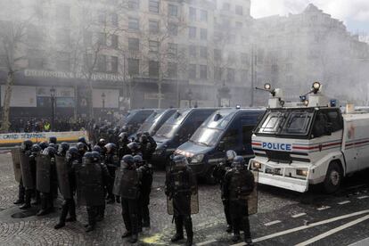 Antidisturbios franceses en los Campos Eliseos de París durante la protesta de los 'chalecos amarillos', este sábado.