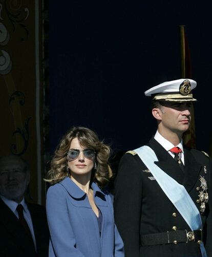 En 2007, doña Letizia sorprendió con una imagen muy diferente, vestida en azul y con el pelo más ondulado de lo habitual, sus gafas aviador con cristales azules acapararon toda la atención de su atuendo.