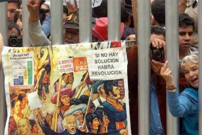Seguidores de Andrés Manuel López Obrador protestan ante las puertas del Tribunal Electoral en la capital mexicana.