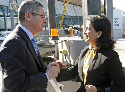 Nada más aterrizar en Barajas, los miembros de la comisión son recibidos por el alcalde de Madrid, Alberto Ruiz-Gallardón. En la imagen, el edil madrileño del Partido Popular saluda a la presidenta de la comisión, Nawal El Moutawakel, campeona olímpica con Marruecos en 400 metros vallas en los Juegos de Los Ángeles.