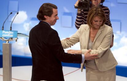 El ex presidente del Gobierno, José María Aznar, saluda a la secretaria general del PP, María Dolores de Cospedal, ayer en la primera jornada de la Convención Nacional de su partido.