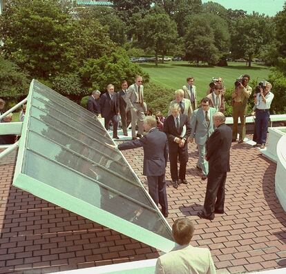 Jimmy Carter enseñando los paneles solares a la prensa.