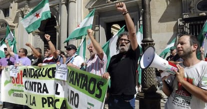 Militantes del SAT concentrados, este lunes, ante el TSJA, donde estaba citado Diego Ca&ntilde;amero.  