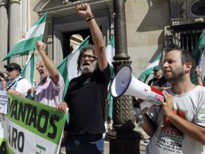 Militantes del SAT concentrados, este lunes, ante el TSJA, donde estaba citado Diego Ca&ntilde;amero.  