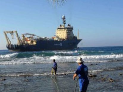 Obreros cubanos arrastran un cable submarino en 2011.