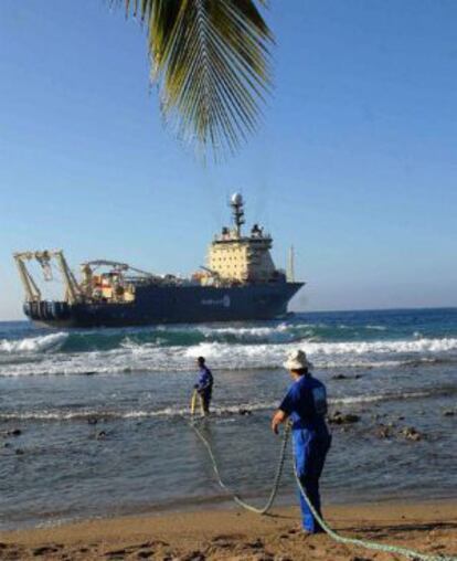 Obreros cubanos arrastran un cable submarino en 2011.