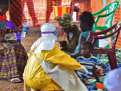 Una cooperante de M&eacute;dicos sin Fronteras con enfermos de &eacute;bola en Kailahun (Sierra Leona) en agosto pasado.