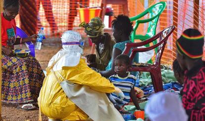 Una cooperante de Médicos sin Fronteras con enfermos de ébola en Kailahun (Sierra Leona) en agosto pasado.