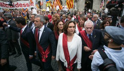 La concejal Laura Pérez (con gafas), detrás de la alcaldesa de Barcelona, Ada Colau, en la plaza de Sant Jaume el sábado, día del pleno de investidura.